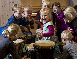 Denne barnehagen bruker musikk til tilvenning og på tur