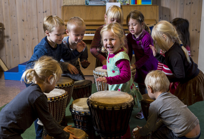 Denne barnehagen bruker musikk til tilvenning og på tur