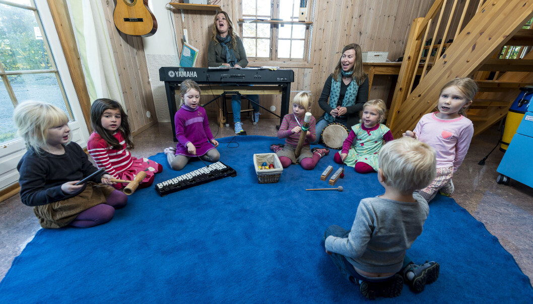Minst en gang dagen samles barna til musikkstund. Minst en gang dagen samles barna til musikkstund.