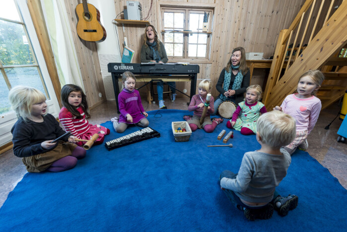 Minst en gang dagen samles barna til musikkstund.