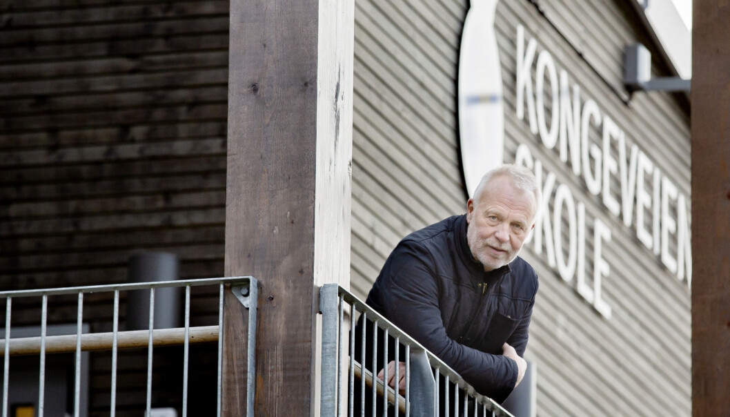 – Lærere med stor omsorgsevne risikerer å brenne seg ut i dagens skole, sier Jostein Stø, her tilbake på skolen der han sa opp i protest. – Lærere med stor omsorgsevne risikerer å brenne seg ut i dagens skole, sier Jostein Stø, her tilbake på skolen der han sa opp i protest.