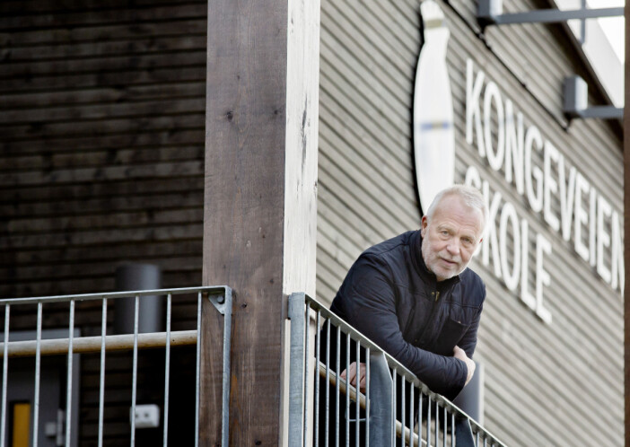 – Lærere med stor omsorgsevne risikerer å brenne seg ut i dagens skole, sier Jostein Stø, her tilbake på skolen der han sa opp i protest.