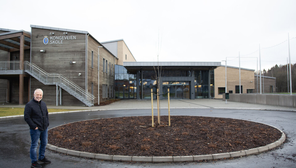 Jostein Stø viser fram Kongeveien skole som han som rektor ledet byggingen av.