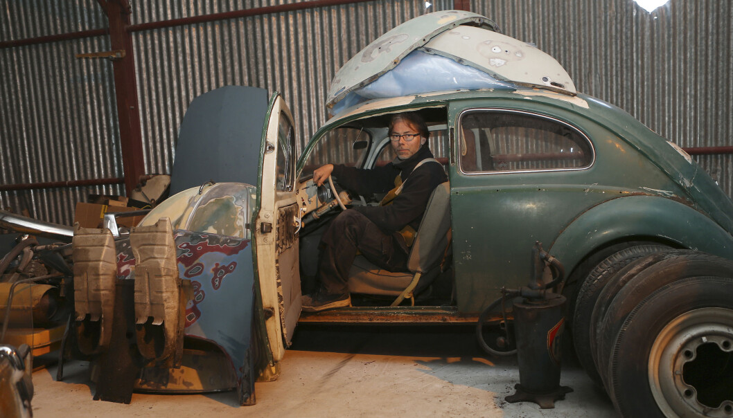 Dette er VW bobla «Bahamas Blue» som en gang i tiden sto som et skall på en pall bak en låve. Mikkelsen har tatt plass ved rattet. Dette er VW bobla «Bahamas Blue» som en gang i tiden sto som et skall på en pall bak en låve. Mikkelsen har tatt plass ved rattet.