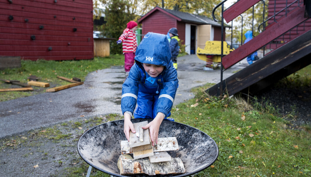 Eilif (5) fyller opp bålpanna. Barn opparbeider motorikk og kognitiv evne til å vurdere egne grenser gjennom lek ispedd risiko. Slik er risikofylt lek også skadeforebyggende, viser forskning fra DMMH. Eilif (5) fyller opp bålpanna. Barn opparbeider motorikk og kognitiv evne til å vurdere egne grenser gjennom lek ispedd risiko. Slik er risikofylt lek også skadeforebyggende, viser forskning fra DMMH.