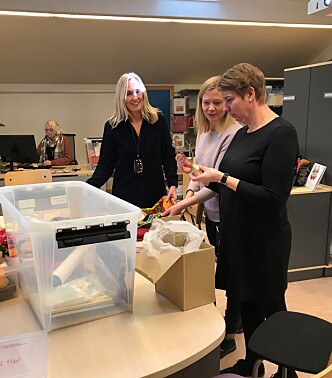 Virksomhetsleder Ingrid Fodstad Larsen i Virksomhet kompetanse og kvalitet oppvekst er på plass i den 80 kvadratmeter store læringsmiddelbasen på Rådhuset der lærerne Kjersti Galaas og Cathrine Bøhaugen fra Hafslundøy barneskole gjør funn i religionskassene. Virksomhetsleder Ingrid Fodstad Larsen i Virksomhet kompetanse og kvalitet oppvekst er på plass i den 80 kvadratmeter store læringsmiddelbasen på Rådhuset der lærerne Kjersti Galaas og Cathrine Bøhaugen fra Hafslundøy barneskole gjør funn i religionskassene.