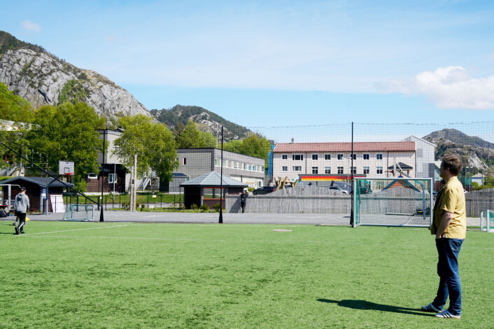 Slåball med elevene. Fotballtrening med ungene. Turer i fjellet. Slik var livet i Bremanger. Slåball med elevene. Fotballtrening med ungene. Turer i fjellet. Slik var livet i Bremanger.