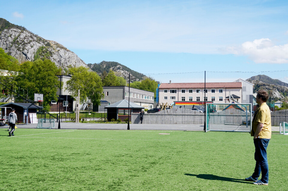 Slåball med elevene. Fotballtrening med ungene. Turer i fjellet. Slik var livet i Bremanger. Slåball med elevene. Fotballtrening med ungene. Turer i fjellet. Slik var livet i Bremanger.