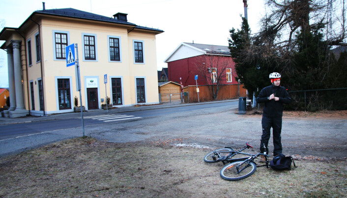 Terje Morstøl på vei til jobb etter levering i barnehagen. Foto: Jørgen Jelstad. Terje Morstøl på vei til jobb etter levering i barnehagen. Foto: Jørgen Jelstad.
