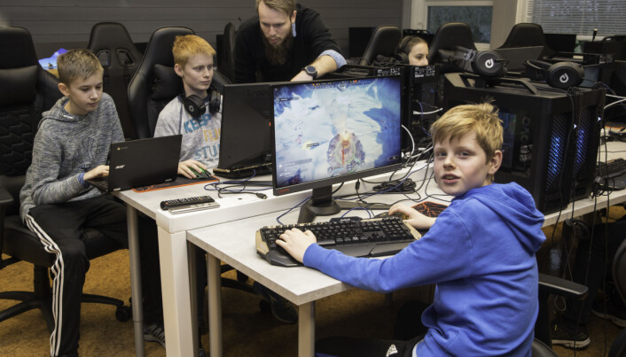 Alle beskjedene Vegard Støle Helvig får opp på skjermen, er på engelsk. Bak får
Alexander Tuntland og Eirik Dyrøy assistanse av spillpedagog John Arne Gaard Nilsen. Alle beskjedene Vegard Støle Helvig får opp på skjermen, er på engelsk. Bak får
Alexander Tuntland og Eirik Dyrøy assistanse av spillpedagog John Arne Gaard Nilsen.