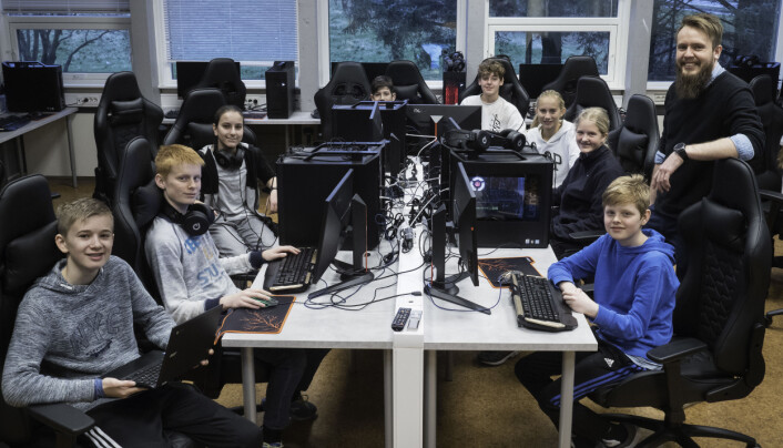 Spillpedagog John Arne Gaard Nilsen og klassen i gamingrommet. Spillpedagog John Arne Gaard Nilsen og klassen i gamingrommet.