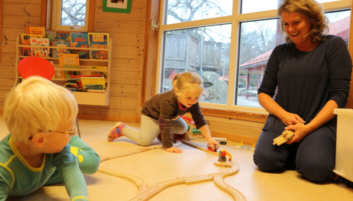 Linus Larsen Magnusson (3) (t.v.) og Synne Agathe Vaaga er hver dag med i små lekegrupper i Taremareskogen barnehage, der ansatte som, assistent Marianne Thorsen, leker sammen med dem. Det fører til at flere barn trives. Linus Larsen Magnusson (3) (t.v.) og Synne Agathe Vaaga er hver dag med i små lekegrupper i Taremareskogen barnehage, der ansatte som, assistent Marianne Thorsen, leker sammen med dem. Det fører til at flere barn trives.