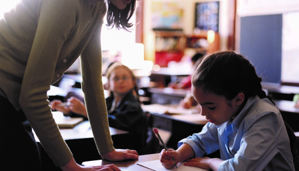 Ergoterapeuter kan tilføre skolen viktig kompetanse, mener forfatterne av denne artikkelen.