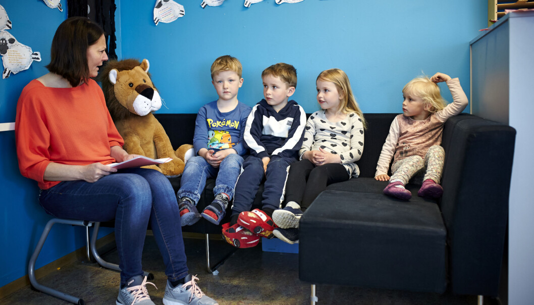 KAN DU SI NEI? Asak barnehage snakker med barna om kropp og seksualitet. – Hvis en gutt sier du må kle av deg, kan du si nei da? spør pedagogisk leder Linda Hermansen og får et unisont ja fra barna Theodor D. Bakker (t.v.), Bastian Svorkmo, Alma S. Axelsson og Agnes Egenæss Eide. KAN DU SI NEI? Asak barnehage snakker med barna om kropp og seksualitet. – Hvis en gutt sier du må kle av deg, kan du si nei da? spør pedagogisk leder Linda Hermansen og får et unisont ja fra barna Theodor D. Bakker (t.v.), Bastian Svorkmo, Alma S. Axelsson og Agnes Egenæss Eide.