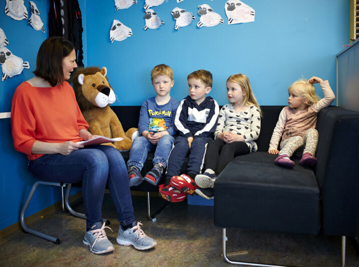 KAN DU SI NEI? Asak barnehage snakker med barna om kropp og seksualitet. – Hvis en gutt sier du må kle av deg, kan du si nei da? spør pedagogisk leder Linda Hermansen og får et unisont ja fra barna Theodor D. Bakker (t.v.), Bastian Svorkmo, Alma S. Axelsson og Agnes Egenæss Eide.