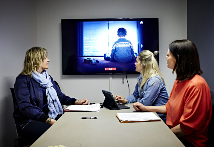 ØVER: Språkpedagog Hanne Holm i Linbråten barnehage (i midten), styrer Ann- Christin Veseth (t.v.) og pedagogisk leder Linda Hermansen i Asak barnehage øver på vanskelige barnesamtaler om vold og overgrep via digitale rollespill i programmet «Snakke».