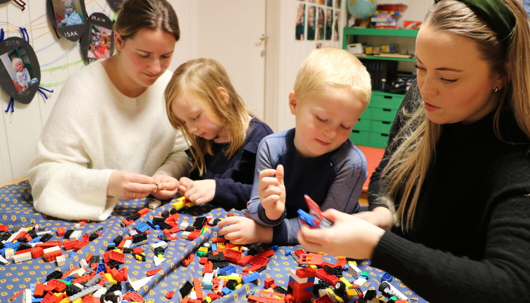 NYTTIG FOR ALLE: Pedagogisk leder Lina Maråk i Labakken barnehage (t.v.) og spesialpedagog Martine Årdahl samarbeider tett. Her med Live Victoria Gåsland (5) og Petter Ugland Bekkevar (5). NYTTIG FOR ALLE: Pedagogisk leder Lina Maråk i Labakken barnehage (t.v.) og spesialpedagog Martine Årdahl samarbeider tett. Her med Live Victoria Gåsland (5) og Petter Ugland Bekkevar (5).