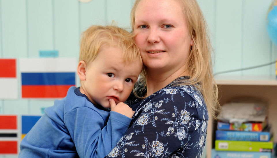 RUTINER: – Jeg setter pris på de gode rutinene med klespakker, sier mamma Stine Teigen. Sønnen Liam har bodd hele livet sitt på Svalbard.