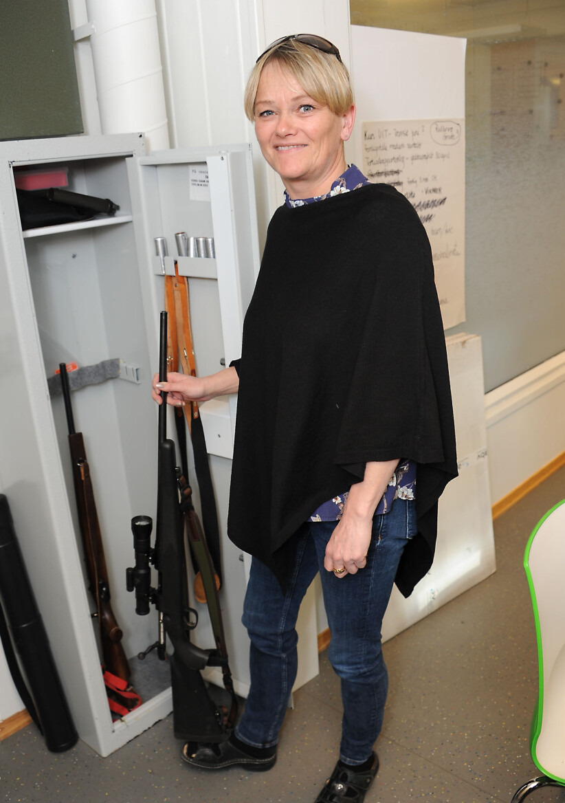 VÅPEN: Gunnhild og de andre ansatte passer nøye på at ingen barn kommer i nærheten av våpnene. De oppbevares i et sikkert våpenskap i barnehagen og ikke der barna er, forteller pedagog Hilde.