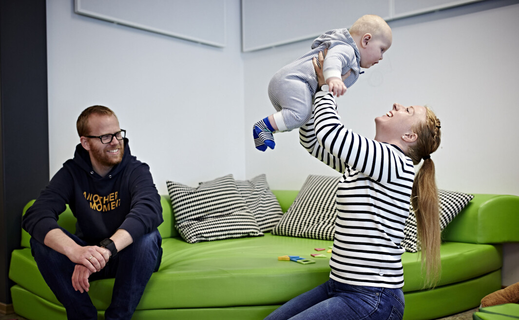 TRYGG START: Ole Nyberg (åtte måneder) får besøke Asak barnehage på Leirsund sammen med pappa Kristoffer Nyberg en time hver tirsdag fra april til juni før barnehagestart. Der blir han kjent med pedagogisk leder Charlotte Krybelsrud Øyen. TRYGG START: Ole Nyberg (åtte måneder) får besøke Asak barnehage på Leirsund sammen med pappa Kristoffer Nyberg en time hver tirsdag fra april til juni før barnehagestart. Der blir han kjent med pedagogisk leder Charlotte Krybelsrud Øyen.