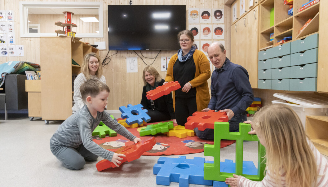 Fireåringene Johannes og Linnea i lek sammen med Johannes mamma Andrea Singstad, styrer Anneli Bjørsmo,
pedagogisk leder Berit Kjelsli i Reinsholm barnehage og virksomhetsleder Lars Einar Karlsen i Verdal kommune. Fireåringene Johannes og Linnea i lek sammen med Johannes mamma Andrea Singstad, styrer Anneli Bjørsmo,
pedagogisk leder Berit Kjelsli i Reinsholm barnehage og virksomhetsleder Lars Einar Karlsen i Verdal kommune.