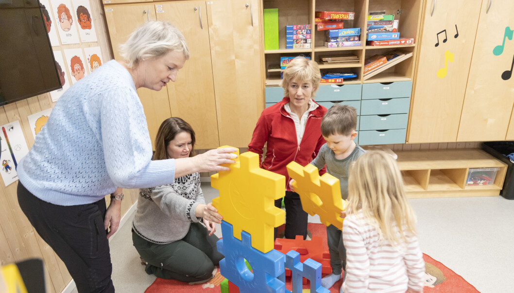 Fra venstre helsesykepleier Siv Engelin, pedagogisk leder Kristin Langdal, fysioterapeut Bente Kjønstad i lek med fireåringene Johannes og Linnea. Fra venstre helsesykepleier Siv Engelin, pedagogisk leder Kristin Langdal, fysioterapeut Bente Kjønstad i lek med fireåringene Johannes og Linnea.