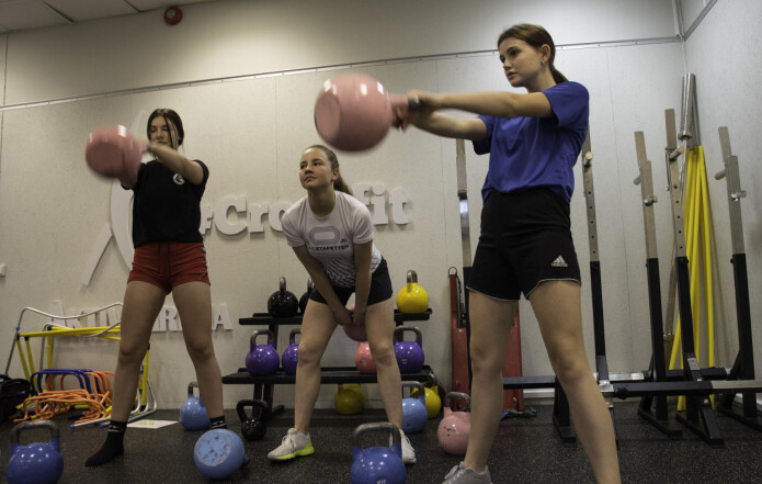 Kettlebell hører med som tabataøvelse denne dagen. Jentene er fra venstre: Lea Isaksen Selven, Mila Marsi og Kaisa Flatauken. Kettlebell hører med som tabataøvelse denne dagen. Jentene er fra venstre: Lea Isaksen Selven, Mila Marsi og Kaisa Flatauken.