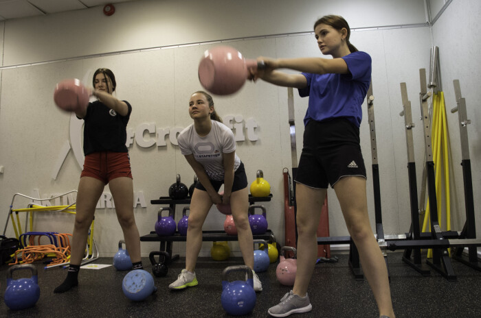 Kettlebell hører med som tabataøvelse denne dagen. Jentene er fra venstre: Lea Isaksen Selven, Mila Marsi og Kaisa Flatauken.