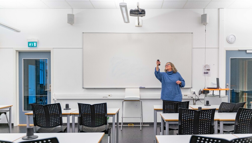 Når det gjelder klasseledelse, mener Hilde Eskild det beste er å veksle mellom oppgaver, lytting til læreren og elevsamarbeid. Her kobler hun pc og prosjektør. Når det gjelder klasseledelse, mener Hilde Eskild det beste er å veksle mellom oppgaver, lytting til læreren og elevsamarbeid. Her kobler hun pc og prosjektør.