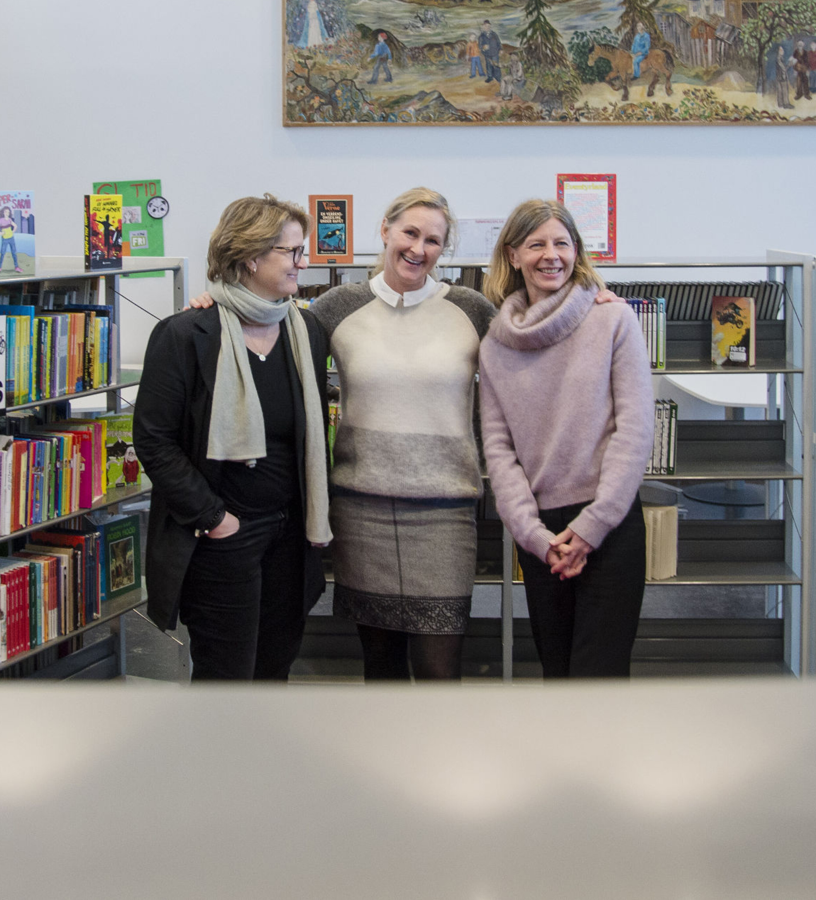 Kaja Aubert (t.v) og Anne-Grethe Nordli (t.h) i Tåsen skoles venner, og rektor Hilde Røssum Strandenæs ved Tåsen skole.
