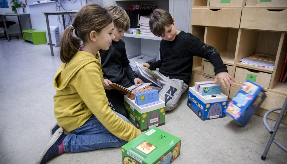 Selma, Jonas og Herman gyver løs på et par bøker gitt til skolen fra Tåsen skoles venner. Selma, Jonas og Herman gyver løs på et par bøker gitt til skolen fra Tåsen skoles venner.