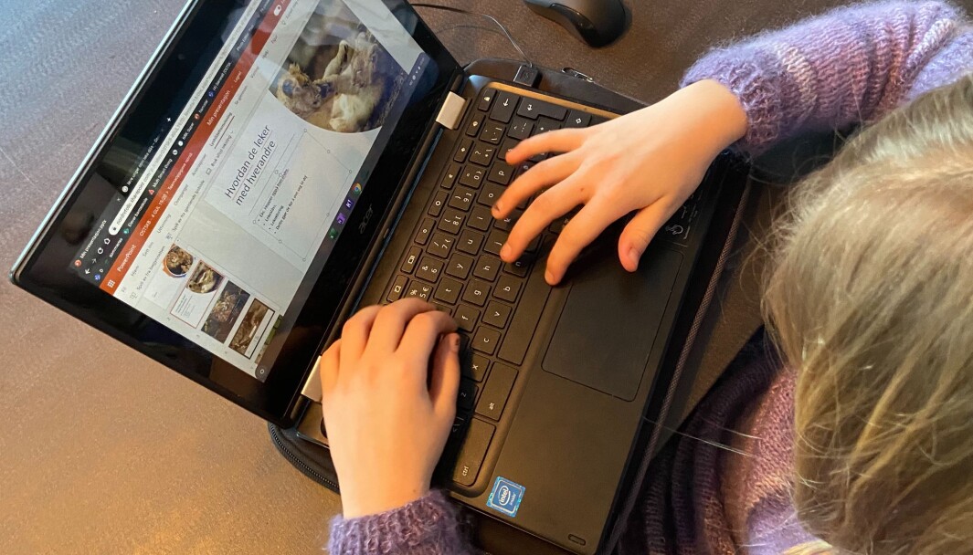 Jente skrlver p PC
ChromeBook Jente skrlver p PC
ChromeBook