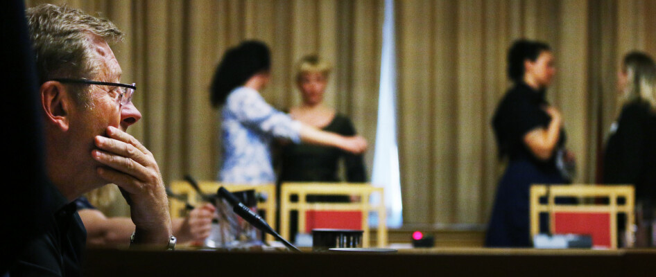 Stortingspolitiker Jorodd Asphjell (Ap) var ettertenksom etter høringen. I bakgrunnen diskuterer opprørerne etter å ha sagt sin mening. Foto: Jørgen Jelstad.