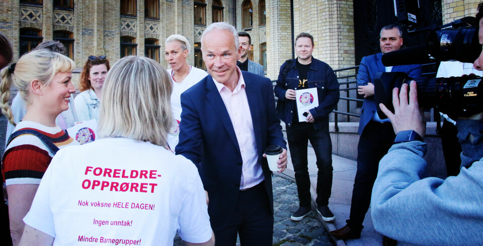 Kunnskapsminister Jan Tore Sanner fikk over 26 000 underskrifter fra Foreldreopprøret utenfor Stortinget 9. mai 2018. I tillegg fikk han flere hundre #uforsvarlig-historier fra barnehageansatte. Foto: Jørgen Jelstad.