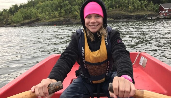 Melanie ror båten. Melanie ror båten.