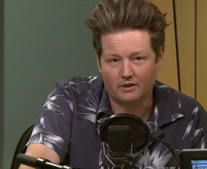 Simon Malkenes i Dagsnytt 18-studio for to år siden.