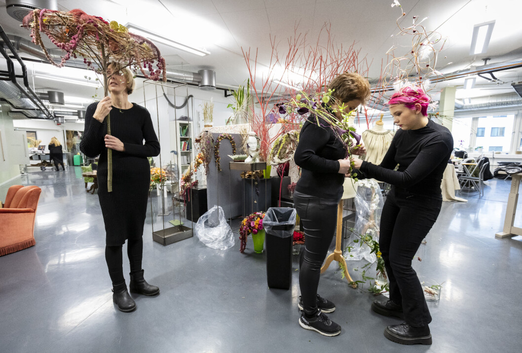 Blomsterfaget skal få ny drakt i 2020 og blir nå faget frisør, blomster, interiør og eksponeringsdesign. Her fra blomsterdekoratørenes opplæringskontor på Skøyen. Blomsterfaget skal få ny drakt i 2020 og blir nå faget frisør, blomster, interiør og eksponeringsdesign. Her fra blomsterdekoratørenes opplæringskontor på Skøyen.