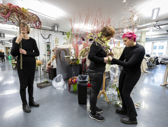 Blomsterfaget skal få ny drakt i 2020 og blir nå faget frisør, blomster, interiør og eksponeringsdesign. Her fra blomsterdekoratørenes opplæringskontor på Skøyen.