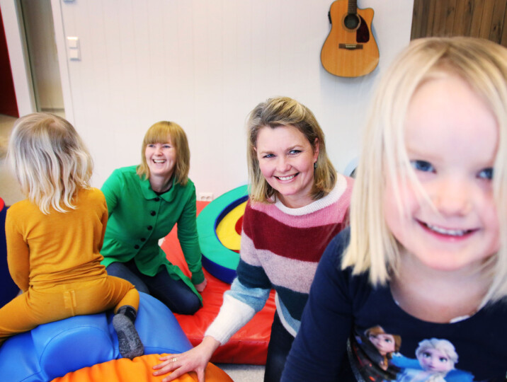 Styrer Anne Tjentland Sjulstad i Svarstad barnehage i Larvik er glad for å ha foreldre som engasjerer seg i bemanningsdebatten. Fra v. Jorid, forelder Janne Bergstå,
Anne Tjentland Sjulstad og Siri.