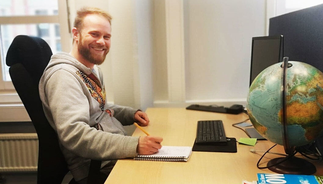 Stian A. Antonsen ved hjemmekontoret. Stian A. Antonsen ved hjemmekontoret.