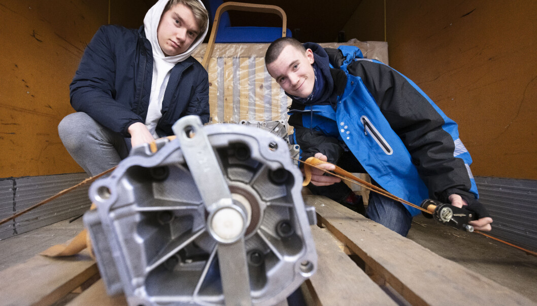 Aleksander Knudsen (til venstre) og Tobias Granseth Hansen losser en varebil på transportlinja. Aleksander Knudsen (til venstre) og Tobias Granseth Hansen losser en varebil på transportlinja.