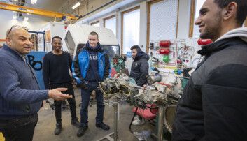 Med 19 elever i sving samtidig i kjøretøyhallen, er det viktig å høre på hva læreren gir beskjed om før man setter i gang. Med 19 elever i sving samtidig i kjøretøyhallen, er det viktig å høre på hva læreren gir beskjed om før man setter i gang.