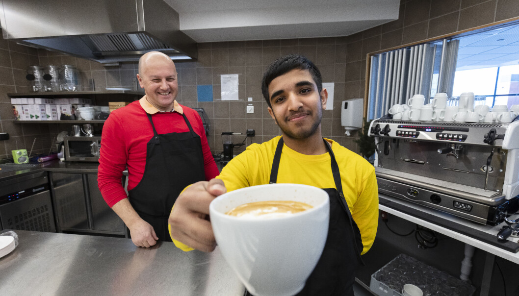 Saif Rustam øver seg på å lage og servere kaffe når Yrke kommer på besøk. Vi sa ikke nei takk. Saif Rustam øver seg på å lage og servere kaffe når Yrke kommer på besøk. Vi sa ikke nei takk.