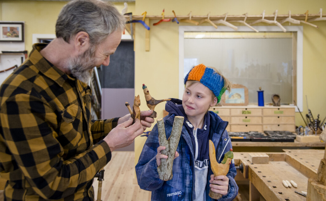 Darian (11) er innom hos lærer Lars Wegge for å få treemner til spikkeoppgaven. Darian (11) er innom hos lærer Lars Wegge for å få treemner til spikkeoppgaven.