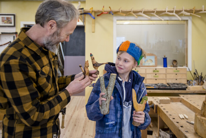 Darian (11) er innom hos lærer Lars Wegge for å få treemner til spikkeoppgaven.
