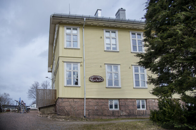 Det er stille bak vinduene i skolestua på Hurum. Det er stille bak vinduene i skolestua på Hurum.