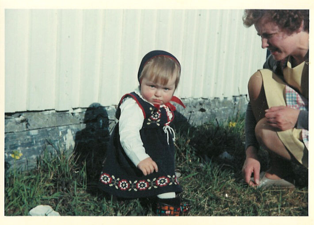 Jeg og mamma. Bunaden jeg har på meg, hadde hun strikket til meg. Jeg og mamma. Bunaden jeg har på meg, hadde hun strikket til meg.