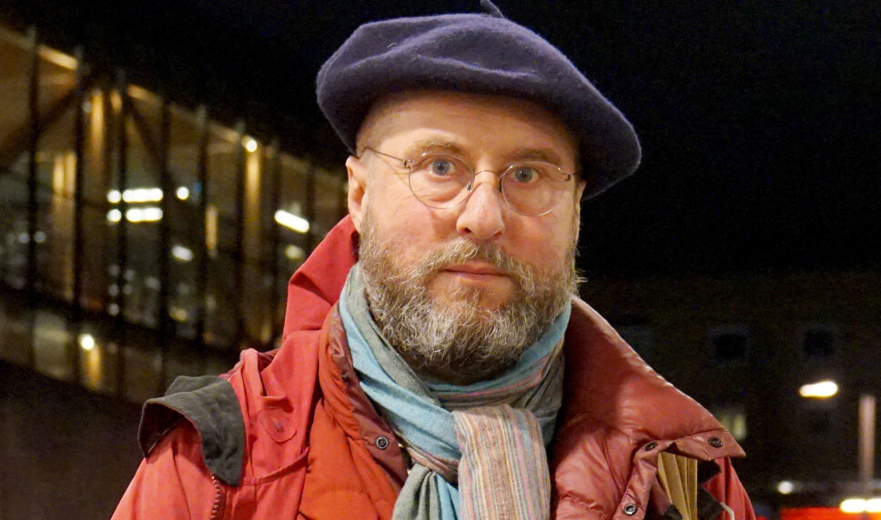 Den svenske skoleeksperten Per Kornhall, sier at det har vært lite kritikk mot svensk koronastrategi.