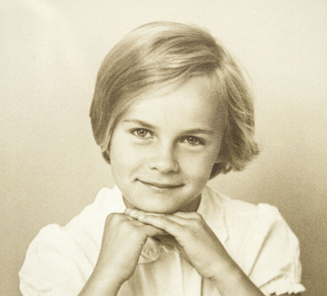 Her er Gro 11 år og er blitt foreviget av en portrettfotograf. Her er Gro 11 år og er blitt foreviget av en portrettfotograf.