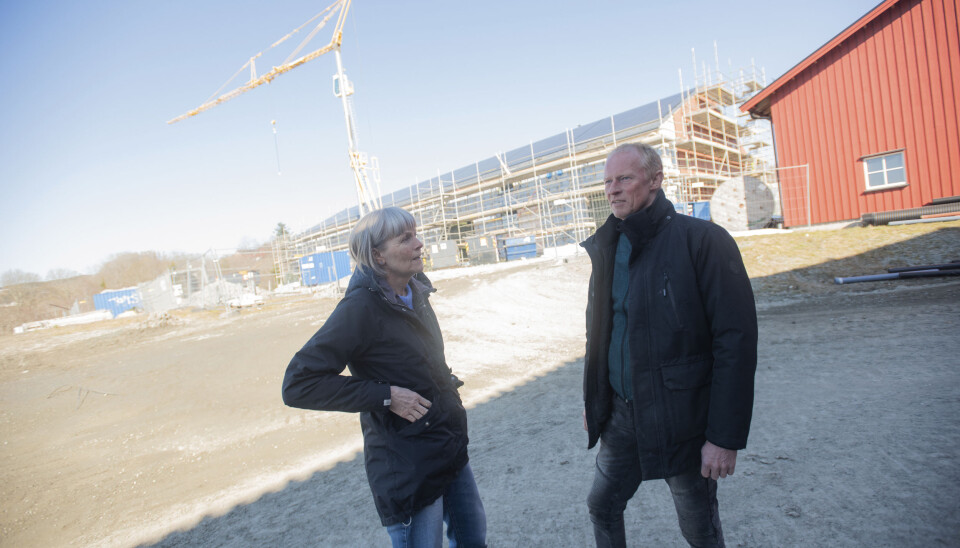 Kåre Presthus og Laila Stubsjøen ved Skjetlein videregående skole har store ambisjoner for skolen. I bakgrunnen ses det nye TIP-bygget som blir på 1060 kvadratmeter.